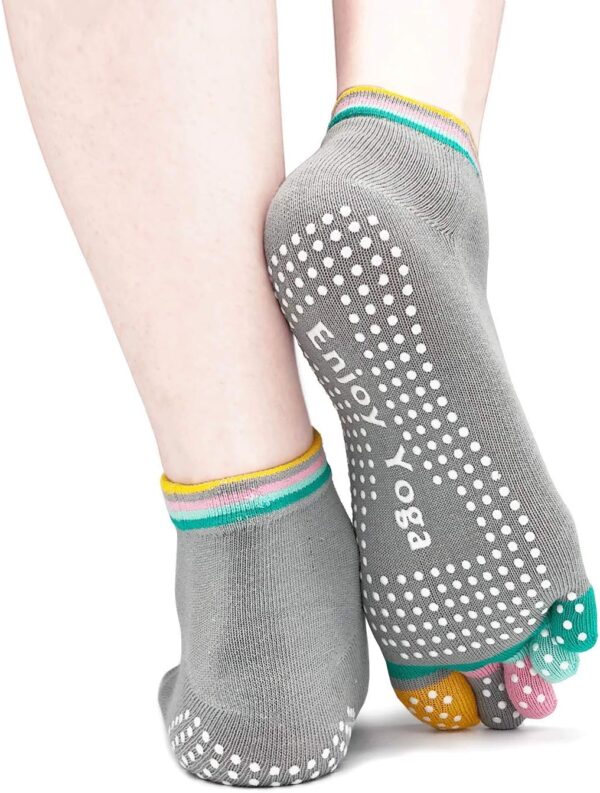 antislip-yoga-socks-for-women-with-grips-pilates-socks-grey
