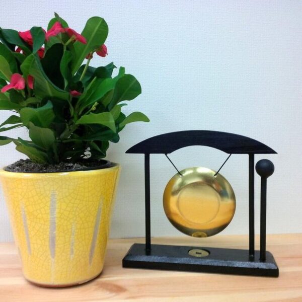 Table-Gong-small-black-golden-colour-8-cm