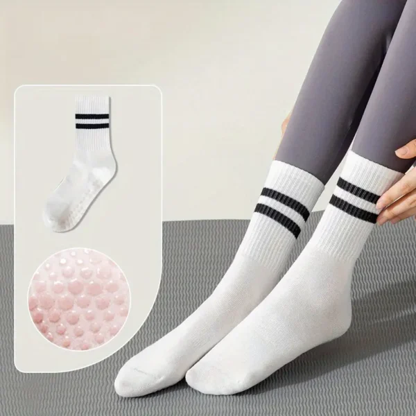 https://niyamas-yoga.com/product/yoga-socks-grey/