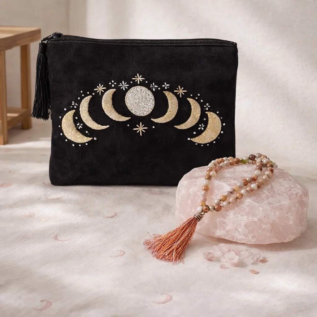 Zippered-velvet-tarot-pouch-black-with-moon-phases-20_cm